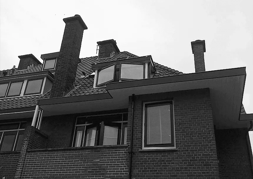 Woning aan de Pauwenlaan in Den Haag met twee dakkapellen en een geschilderde boeiboord onder de dakrand
